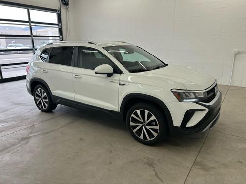 Pure White 2022 Volkswagen Taos 1.5T SE