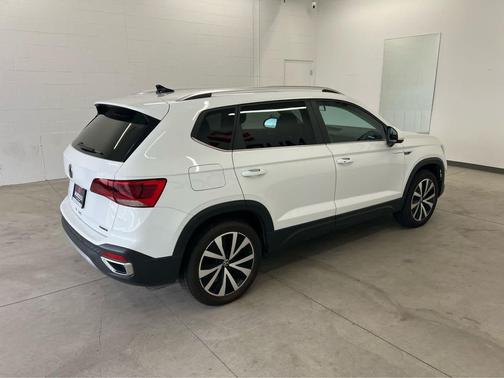 Pure White 2022 Volkswagen Taos 1.5T SE