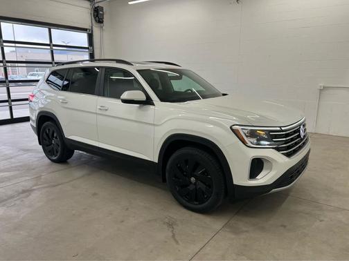 Opal White Pearl 2026 Volkswagen Atlas 2.0T SE w/Technology 4MOTION