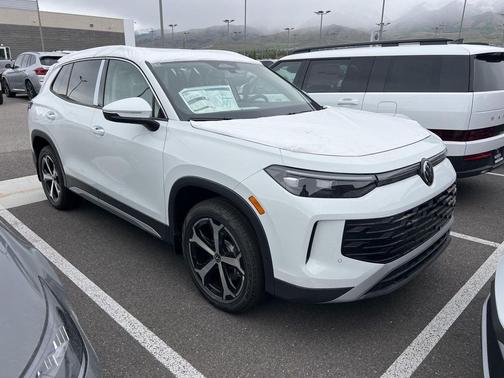 pure white 2026 Volkswagen Tiguan 2.0T SE