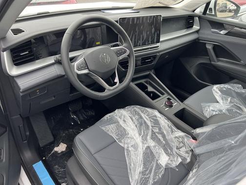 pure white 2026 Volkswagen Tiguan 2.0T SE