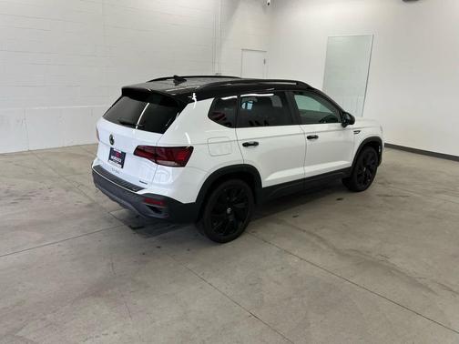 2024 Volkswagen Taos 1.5T SE Black