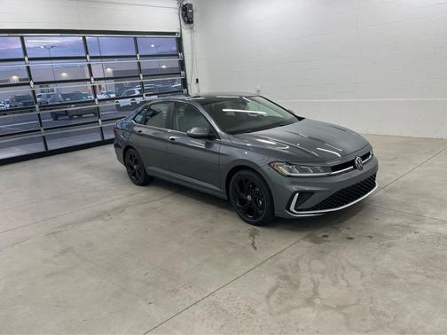 Platinum Gray Metallic 2026 Volkswagen Jetta 1.4T SE