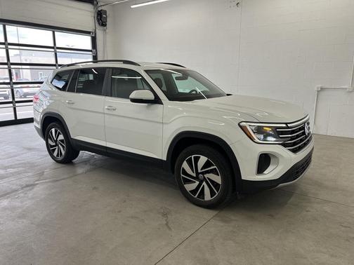 Pure White 2024 Volkswagen Atlas 2.0T SE w/Technology 4MOTION