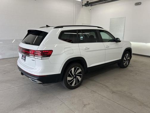 Pure White 2024 Volkswagen Atlas 2.0T SE w/Technology 4MOTION
