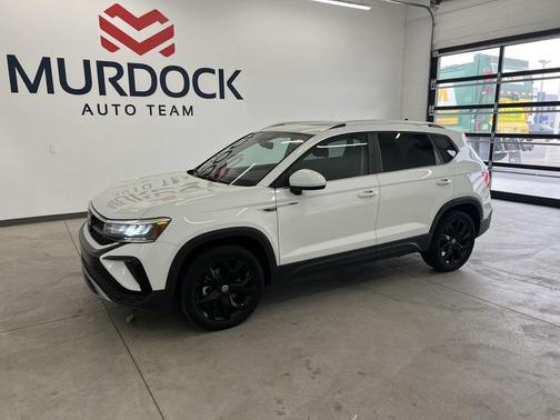 Pure White 2023 Volkswagen Taos 1.5T SE
