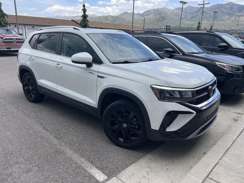 Pure White 2023 Volkswagen Taos 1.5T SE