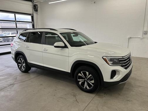 Pure White 2025 Volkswagen Atlas 2.0T SE