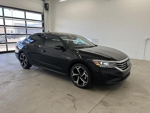 Deep Black Pearl 2021 Volkswagen Passat 2.0T R-Line