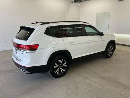 Pure White 2025 Volkswagen Atlas 2.0T SE
