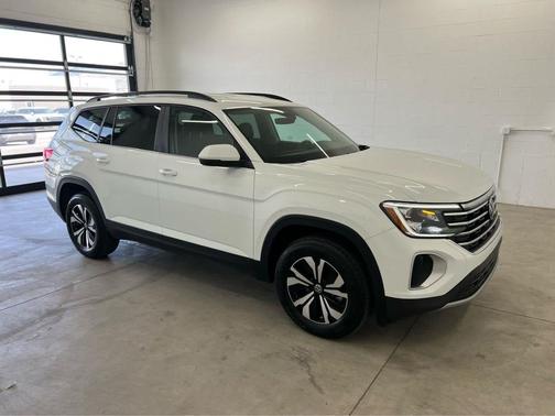 Pure White 2025 Volkswagen Atlas 2.0T SE
