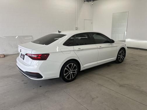 Pure White 2022 Volkswagen Jetta 1.5T Sport