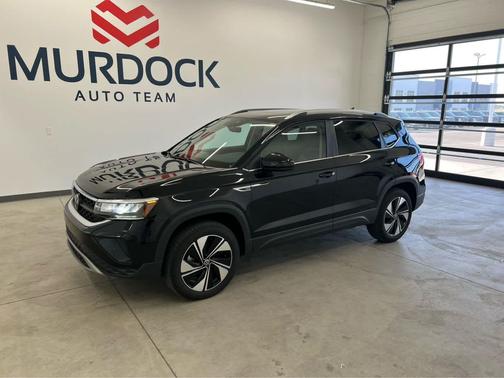 Deep Black Pearl 2024 Volkswagen Taos 1.5T SE