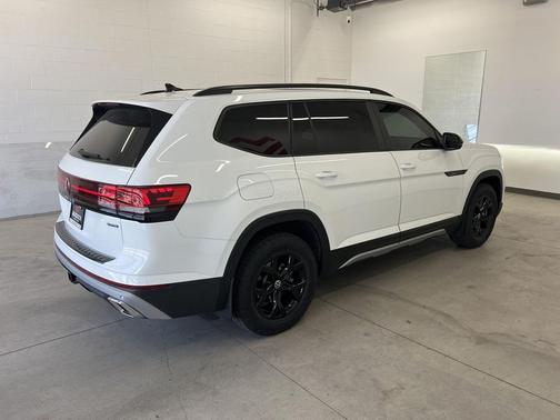 Pure White 2025 Volkswagen Atlas 2.0T Peak Edition