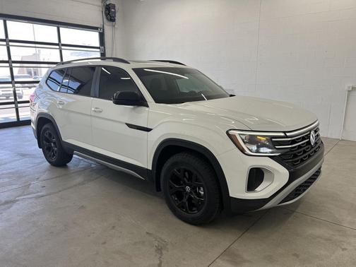 Pure White 2025 Volkswagen Atlas 2.0T Peak Edition