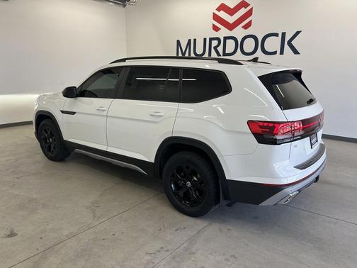 Pure White 2025 Volkswagen Atlas 2.0T Peak Edition
