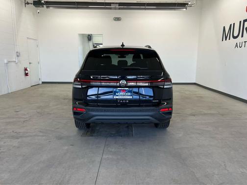 Deep Black Pearl 2026 Volkswagen Taos SE Black
