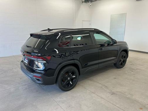 Deep Black Pearl 2026 Volkswagen Taos SE Black