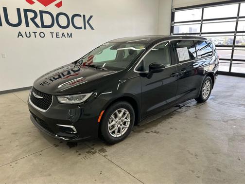 Brilliant Black Crystal Pearlcoat 2023 Chrysler Pacifica Touring L
