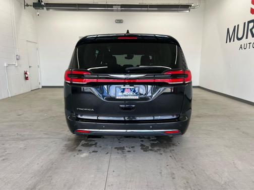 Brilliant Black Crystal Pearlcoat 2023 Chrysler Pacifica Touring L