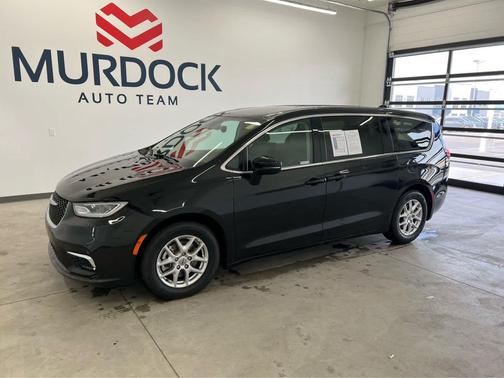 Brilliant Black Crystal Pearlcoat 2023 Chrysler Pacifica Touring L