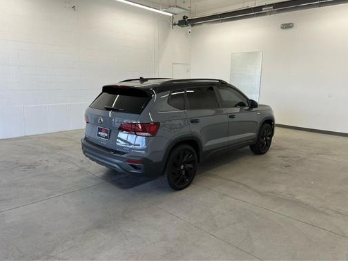 2024 Volkswagen Taos 1.5T SE Black