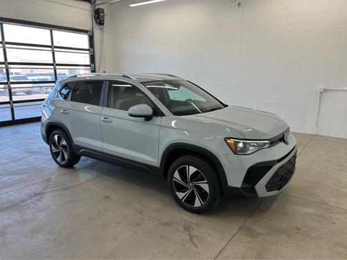 Monument Gray 2026 Volkswagen Taos SE