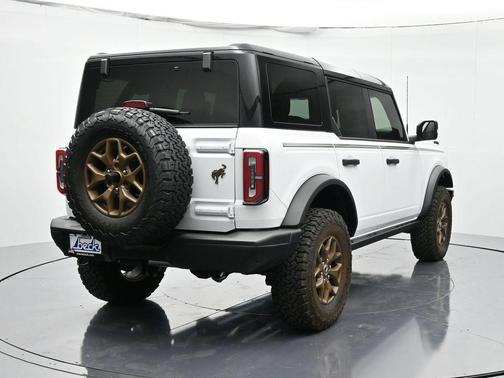 Oxford White 2025 Ford Bronco Badlands