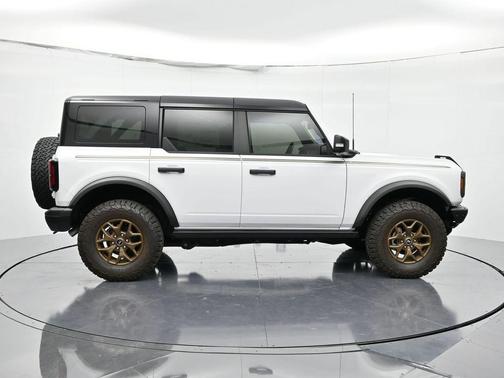 Oxford White 2025 Ford Bronco Badlands