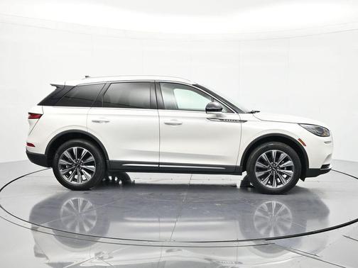 White Metallic 2022 Lincoln Corsair Reserve