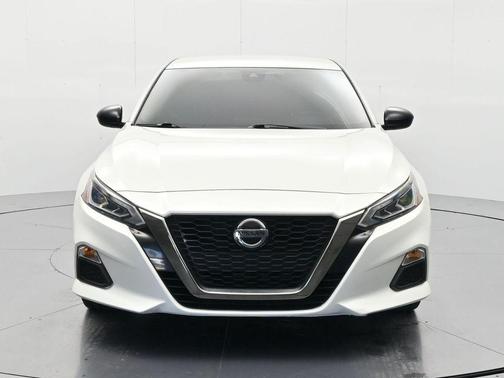 White 2022 Nissan Altima 2.5 SR