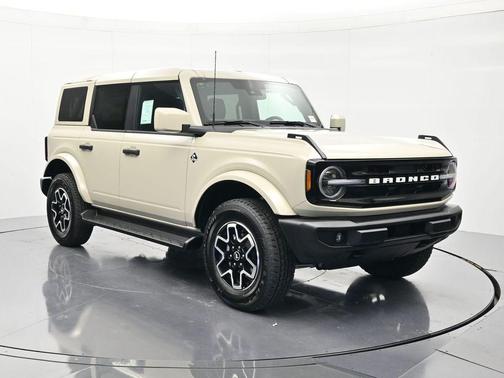 Desert Sand 2026 Ford Bronco Outer Banks
