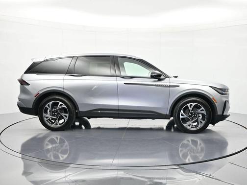 Silver Radiance Metallic 2026 Lincoln Nautilus Premiere