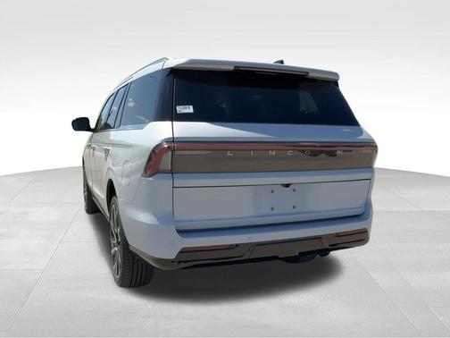 Crystal White Metallic 2026 Lincoln Navigator Reserve