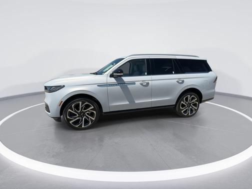 Crystal White Metallic 2026 Lincoln Navigator Reserve