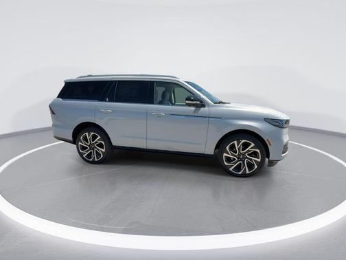 Crystal White Metallic 2026 Lincoln Navigator Reserve