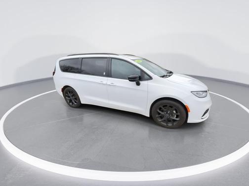 2024 Chrysler Pacifica Touring-L