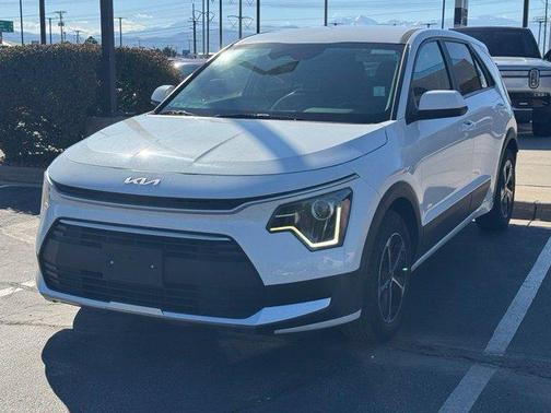 Snow White Pearl 2025 Kia Niro LX