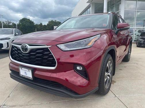 Red 2021 Toyota Highlander XLE