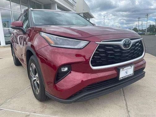 Red 2021 Toyota Highlander XLE