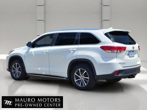 White 2017 Toyota Highlander XLE