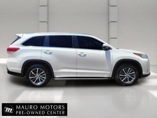 White 2017 Toyota Highlander XLE