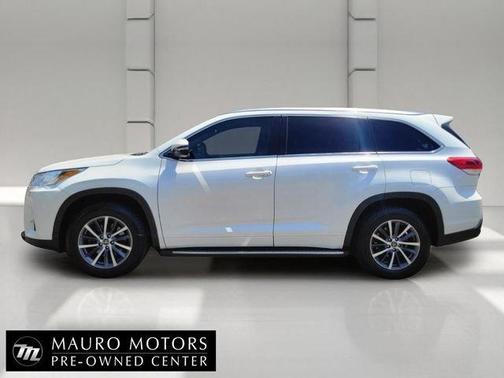 White 2017 Toyota Highlander XLE