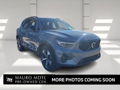 2023 Volvo XC40 B5 Plus Dark Theme