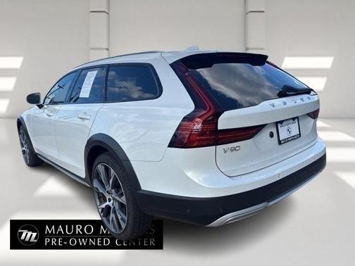 2022 Volvo V90 Cross Country B6