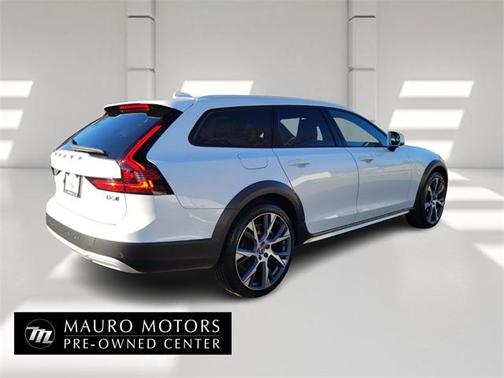 2022 Volvo V90 Cross Country B6