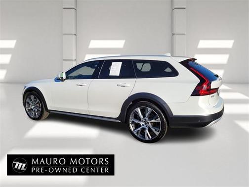 2022 Volvo V90 Cross Country B6