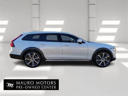 2022 Volvo V90 Cross Country B6