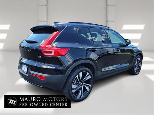 2024 Volvo XC40 B5 Plus Dark Theme