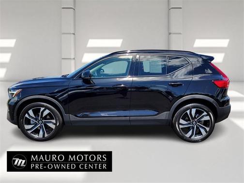 2024 Volvo XC40 B5 Plus Dark Theme